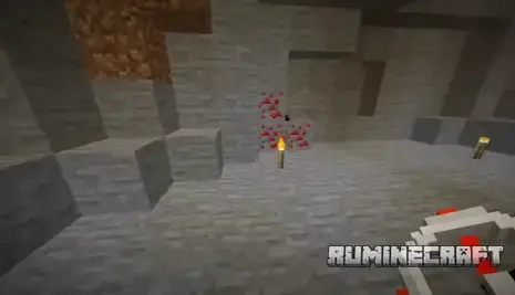 Процесс поиска минералов с компасом из мода Advanced Finders в пещере